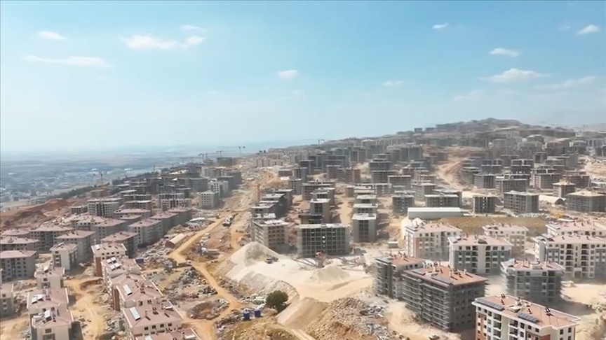 Türkiye’nin en büyük şantiyesinde deprem konutlarının inşası sürüyor