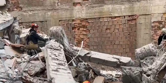 Güngören’de yıkım esnasında kısmen çöken binada 2 işçi göçük altında kaldı