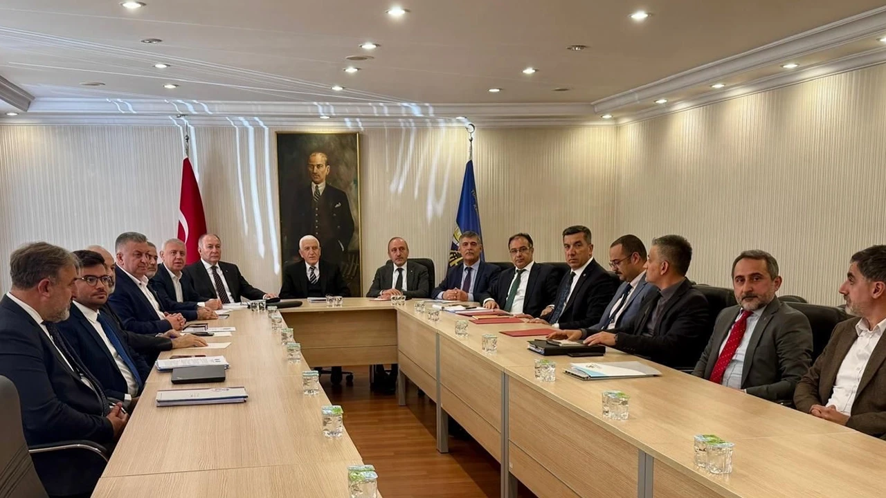 Kamu işçileri ücret artışı için müzakerelerde: TÜHİS, TÜRK-İŞ ve HAK-İŞ bir araya geldi